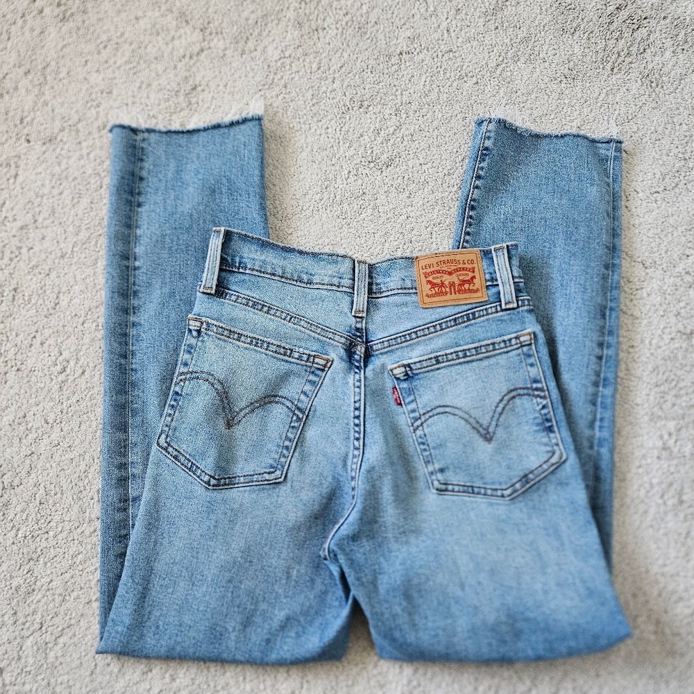 Levi's | Wedgie Straight Leg Button Fly Jeans in Light Wash Denim, Women's 25 - Picture 5 of 7